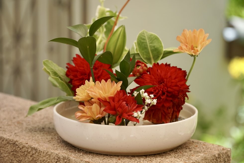 Circular ikebana vase